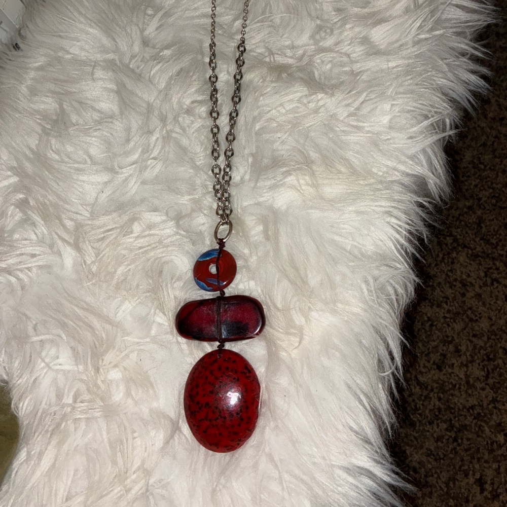 Treska Elegant Red Pendant Necklace -‎ Preowned Good condition.